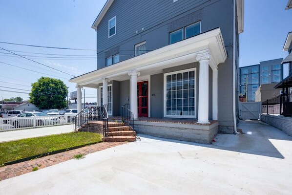 Exterior - Playmakers’ Pad • Walk to VANDY, Bars & Eats (Nashville)