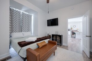 4 bedrooms, desk, iron/ironing board, travel cot - Playmakers’ Pad • Walk to VANDY, Bars & Eats (Nashville)