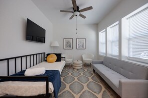 4 slaapkamers, een bureau, een strijkplank/strijkijzer, reisbedje