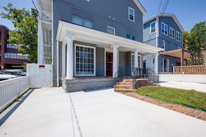Exterior - Playmakers’ Pad • Walk to VANDY, Bars & Eats (Nashville)