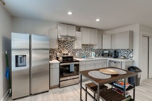 Refrigerador, microondas, horno y parrilla de estufa 