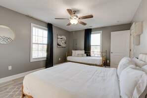 3 quartos, escrivaninha, ferros/tábuas de passar roupa, berço de viagem