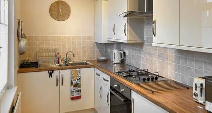 Inverness Haven - 2 bedroom apartment with private parking & garden