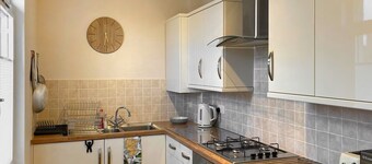 Inverness Haven - 2 bedroom apartment with private parking & garden