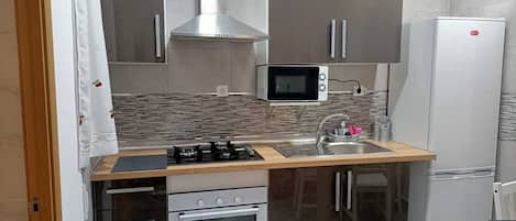 Réfrigérateur, four à micro-ondes, un four, surface de cuisson