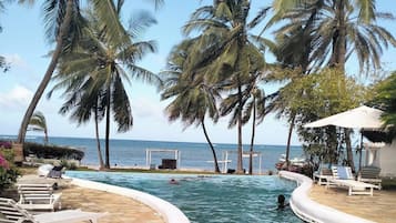 2 piscinas al aire libre