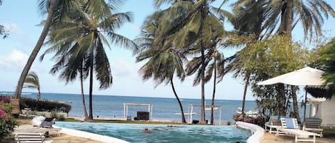 2 outdoor pools