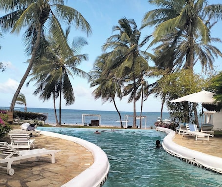 2 outdoor pools