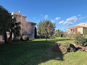 Property grounds - Cosy apartment 200 metres from the beach on foot (la londe les maures)