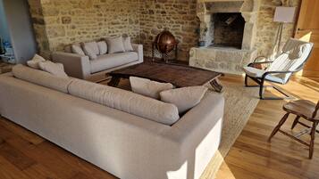 TV connectée, cheminée, baby-foot, livres