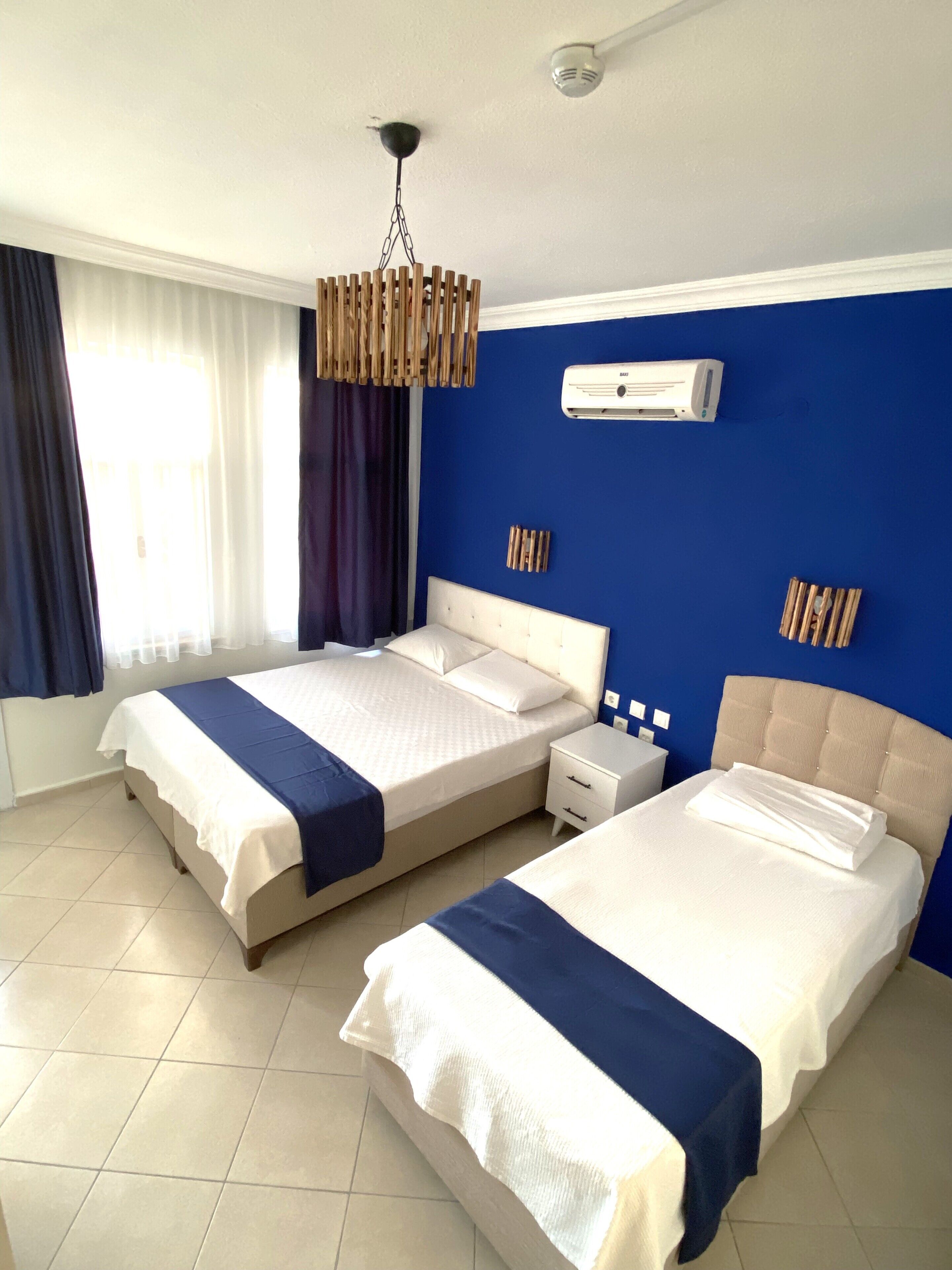 Standard-Dreibettzimmer, Balkon | Schreibtisch, kostenloses WLAN