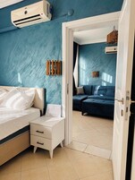 Escritorio, wifi gratis y ropa de cama