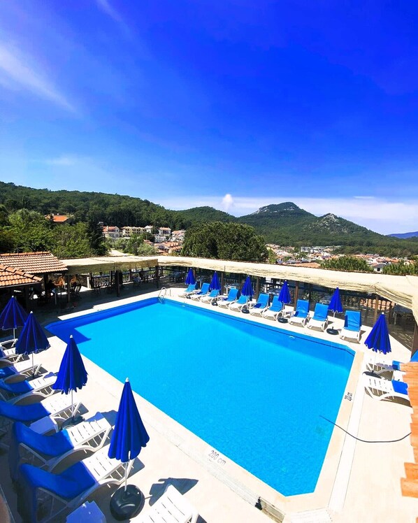 Una piscina al aire libre de temporada