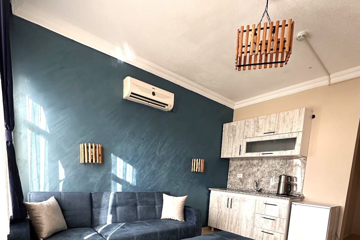 Escritorio, wifi gratis, ropa de cama