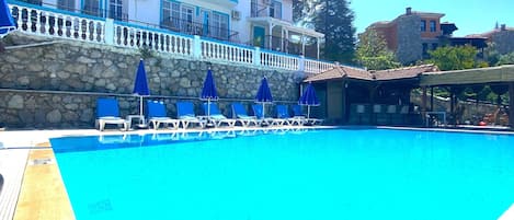 Bar en bord de piscine