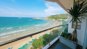 Un balcone con vista sulla spiaggia e sull'oceano.