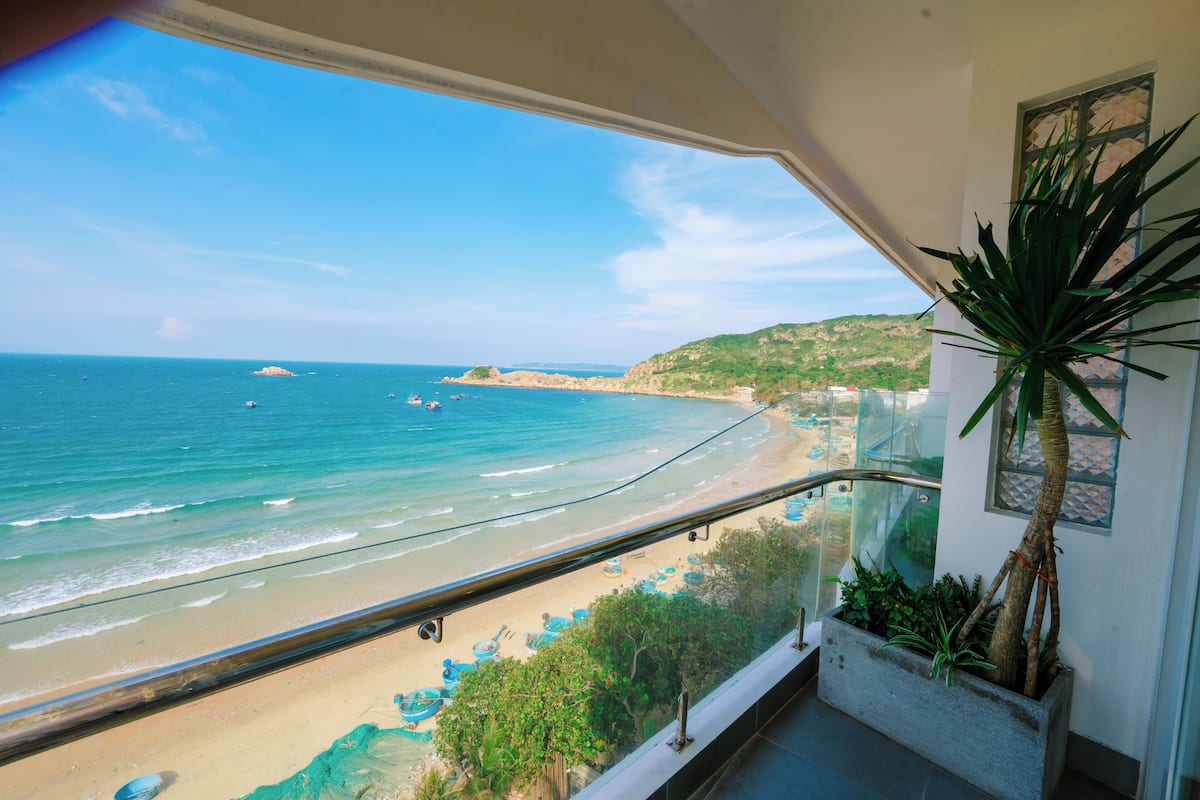 Un balcón con vista a la playa y al océano.