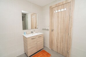 Jetted tub, hair dryer, bidet, towels