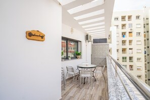 Outdoor dining - Upscale apartment with large balcony in the heart of the city (Tanger)