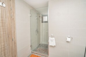 Jetted tub, hair dryer, bidet, towels - Upscale apartment with large balcony in the heart of the city (Tanger)