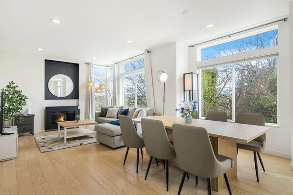 Interior - Air-Conditioned 3BR/3.5BA Luxe Modern Home! (Seattle)