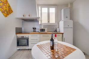 Kylskåp, mikrovågsugn, ugn och diskmaskin
