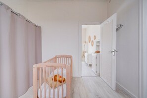 2 bedrooms, iron/ironing board, free WiFi, bed sheets