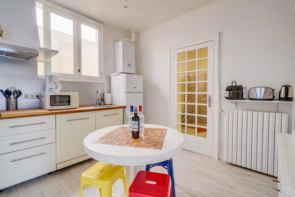 Kylskåp, mikrovågsugn, ugn och diskmaskin