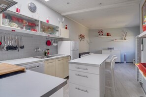 Kühlschrank, Ofen, Geschirrspüler, Wasserkocher mit Kaffee-/Teezubehör