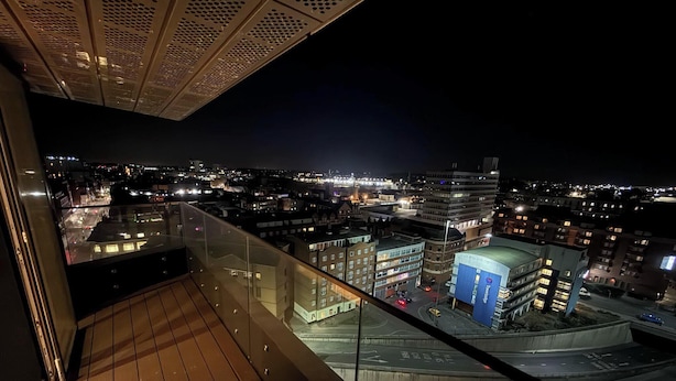 Natudsigt fra en balkon med bybillede, inklusive en Knowledge Centre bygning.
