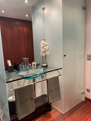 Dusche, Haartrockner, Handtücher, Seife