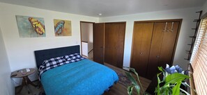 1 bedroom, desk, free WiFi, bed sheets - Charming 2bedroom townhome in awesome Seattle W/ AC, WiFi, next to Lincoln park (Seattle)