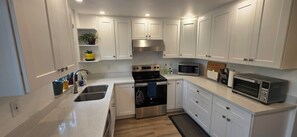 Refrigerador, microondas, horno, placa de cocina