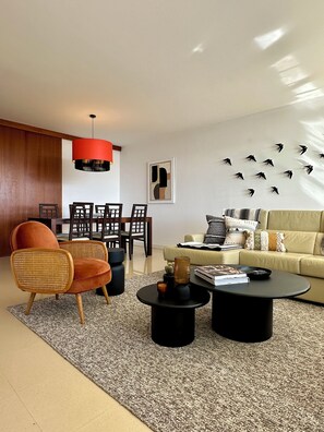 Smart-TV, Kamin, Bücher