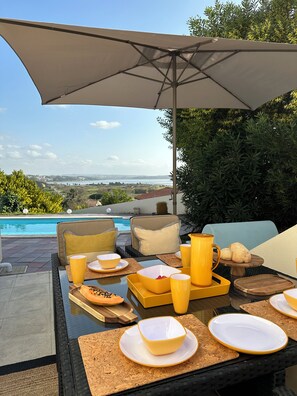 Outdoor dining - Casa Andorinha - Luxury Villa With Private Pool & Coastal Views (Foz do Arelho)