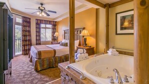 Une chambre d’hôtel avec deux lits, une grande baignoire et un balcon avec des rideaux.