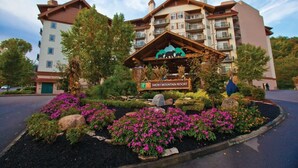 Un hôtel à plusieurs étages, avec une enseigne indiquant « Smoky Mountain Resort ».