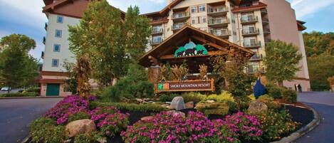 Un hotel de varios pisos con un cartel que indica Smoky Mountain Resort.