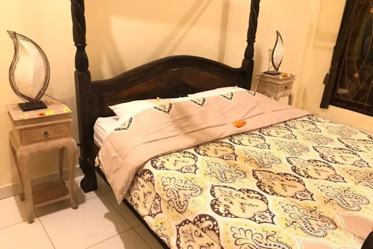 Deluxe Room, 1 Bedroom, Non Smoking, Garden View | Dihias secara berasingan, meja, ruang kerja komputer riba