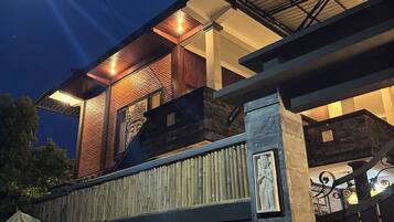 Vista frontal de la propiedad