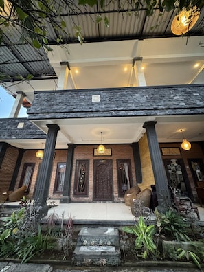 Decoración personalizada, escritorio y espacio para trabajar con laptop 