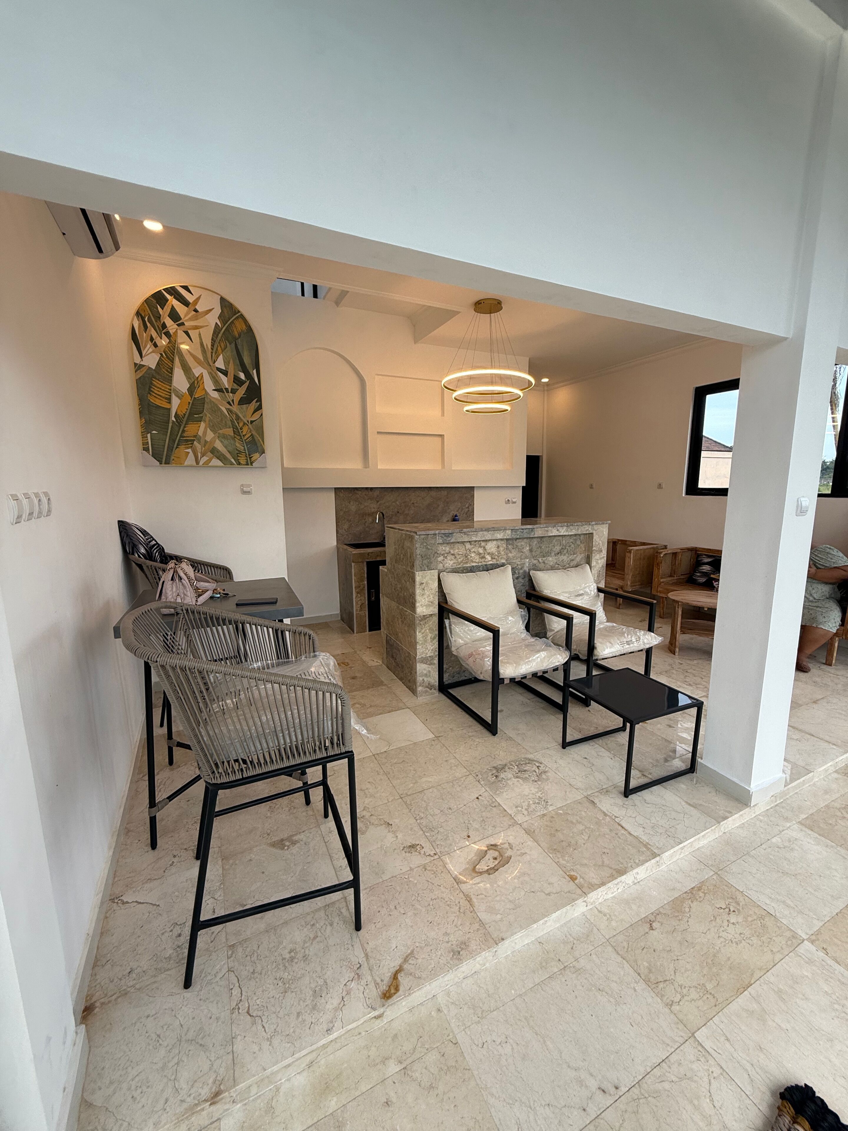 Un interior moderno con comedor, cocina y zona de estar.
