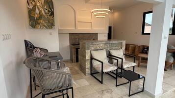 Un interior moderno con comedor, cocina y zona de estar.