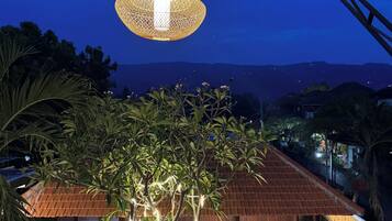 Habitación doble Deluxe, balcón, vista a la colina | Terraza o patio