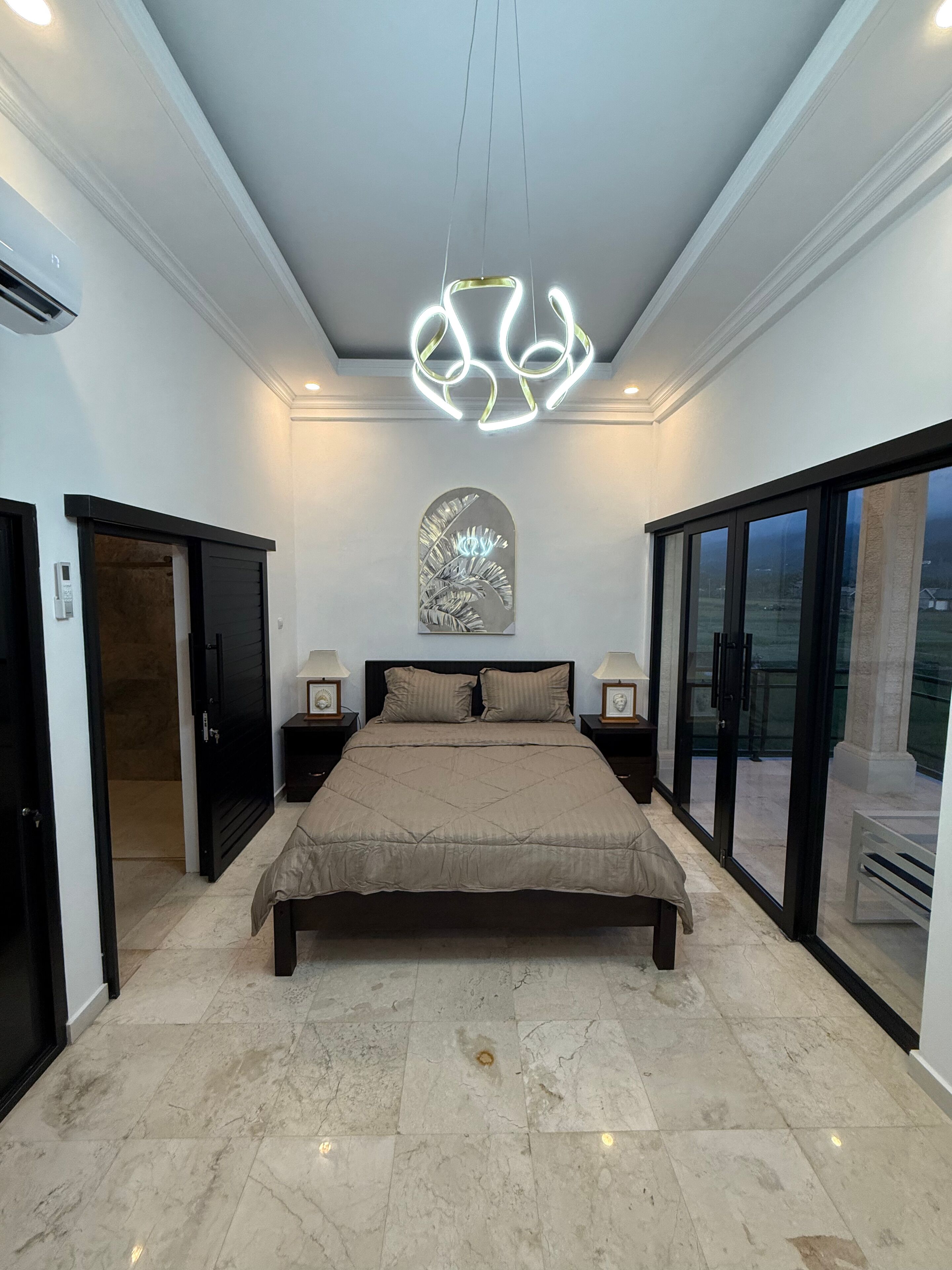 Biệt thự Exclusive, 1 phòng ngủ, hồ bơi riêng | Trang trí khác biệt, bàn, khu vực làm việc phù hợp cho laptop 