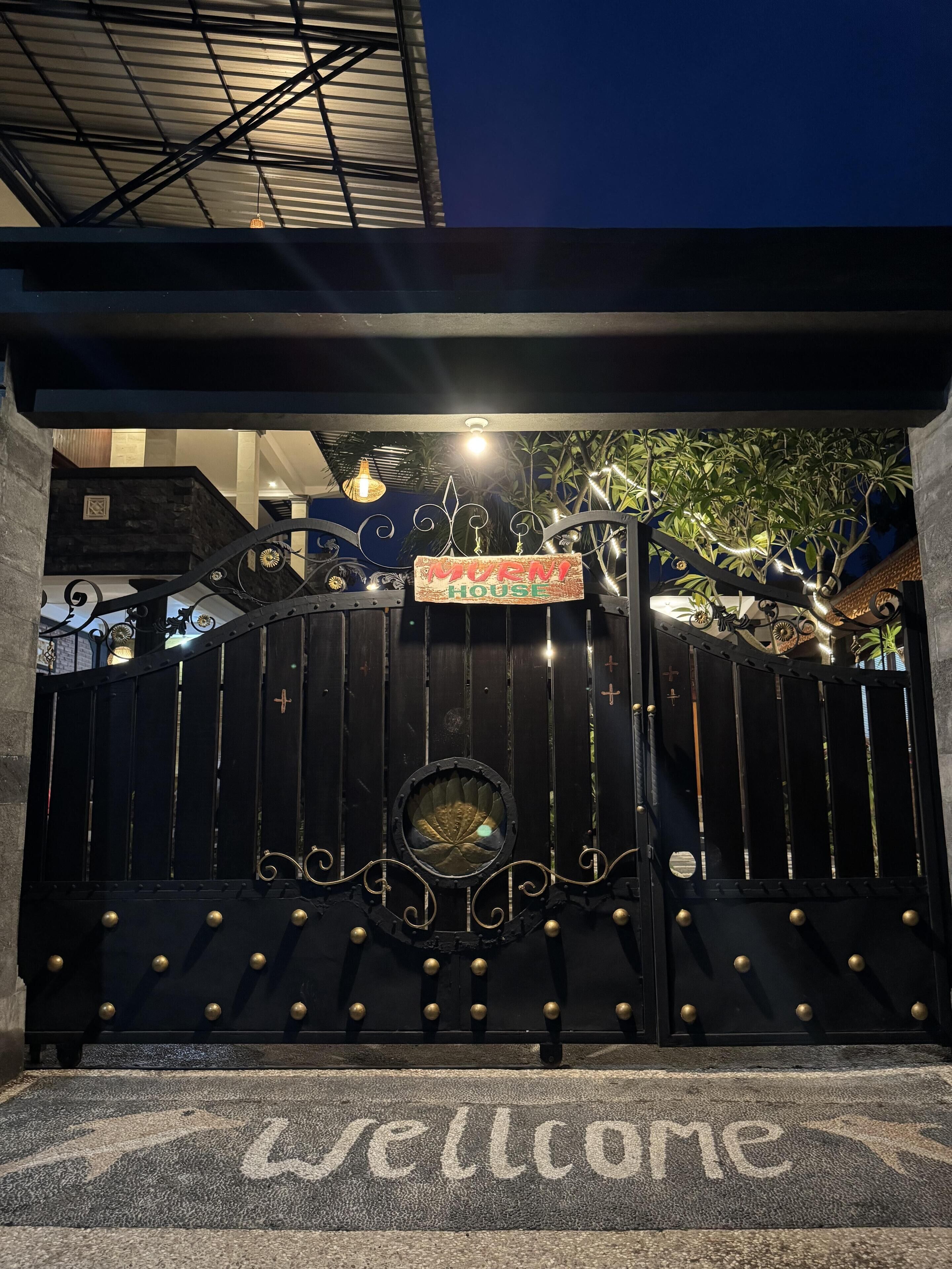 特色装修、办公桌、笔记本电脑工作区、遮光窗帘