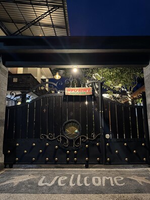 Con stile personalizzato, una scrivania, postazione laptop