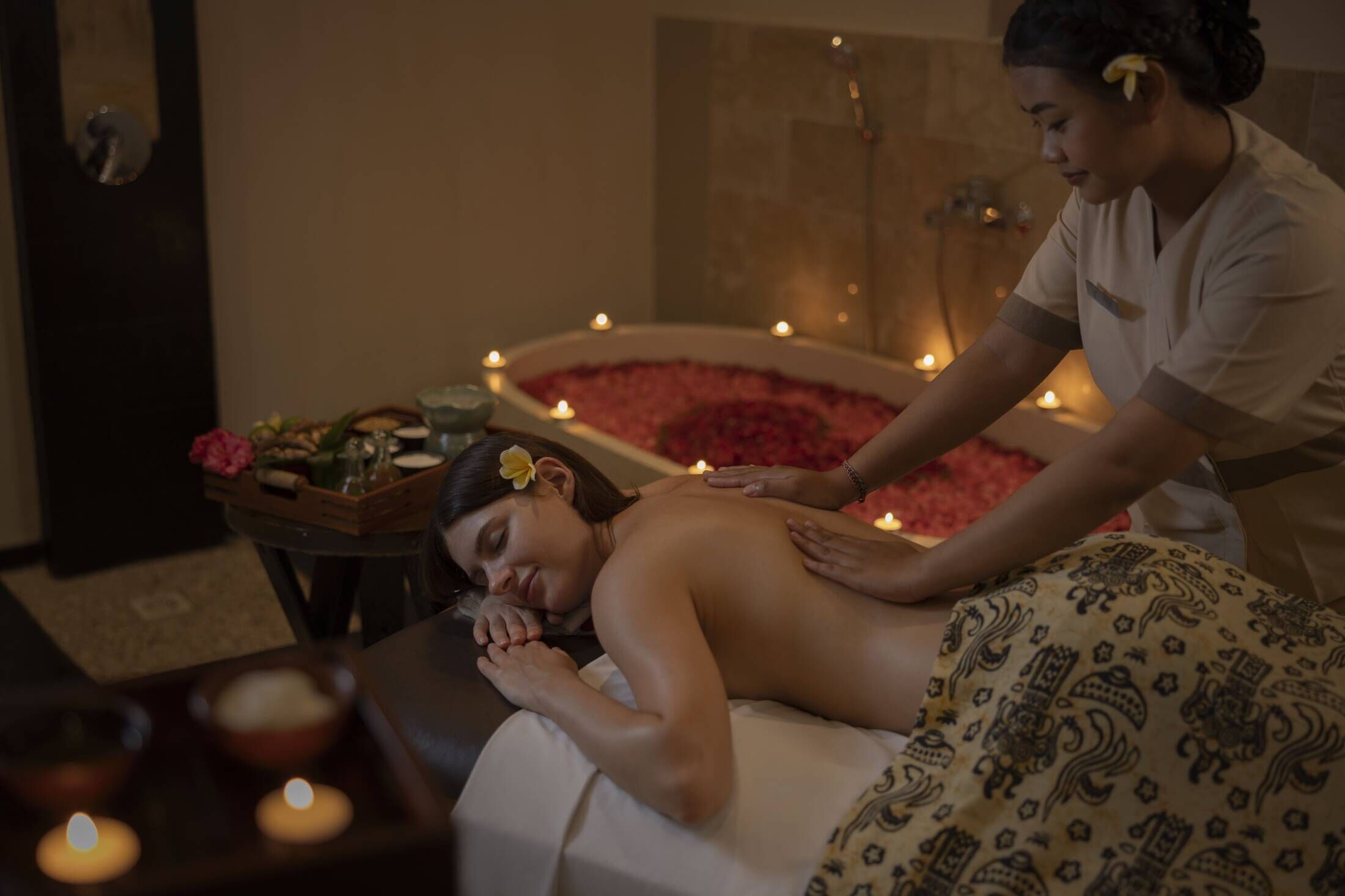 Ruang perawatan pasangan, sauna, hot tub, dan ruang uap