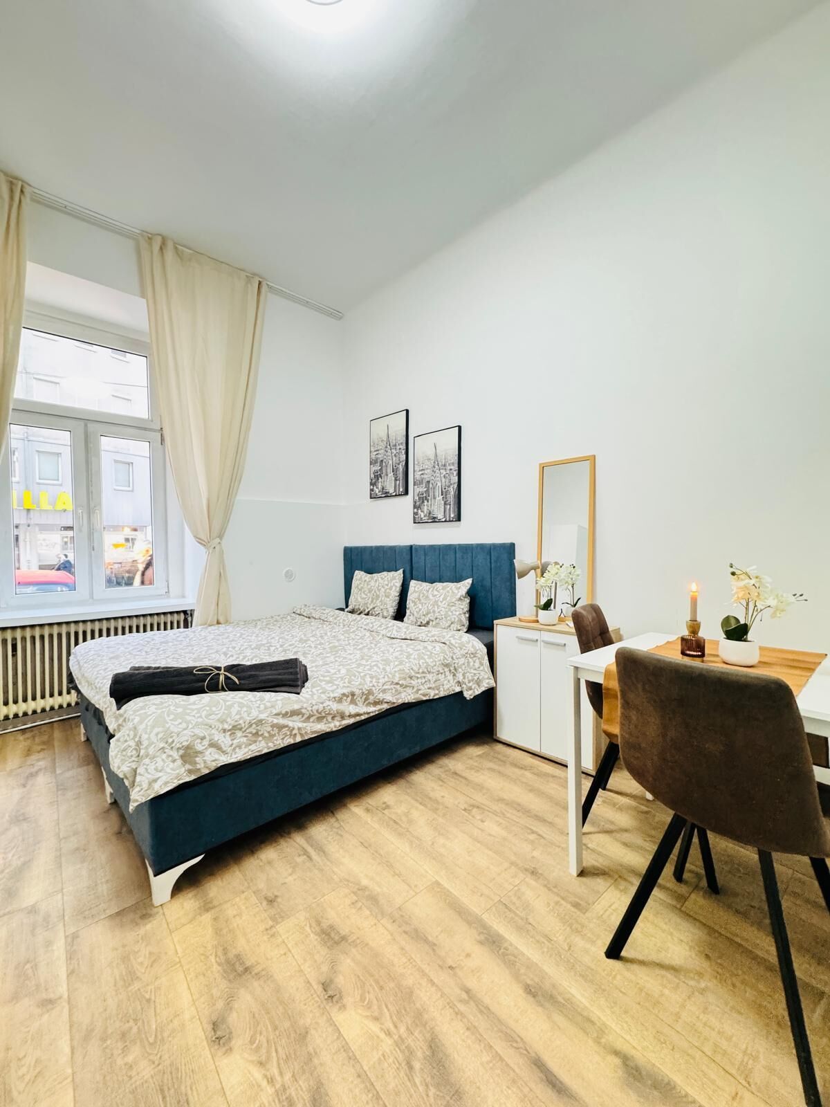 Una camera da letto moderna con un letto, una scrivania e una sedia.