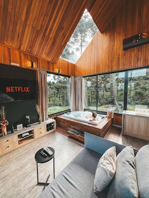 Deluxe huisje, huisdieren toegestaan, uitzicht op bergen | Woonruimte | Flatscreentelevisie